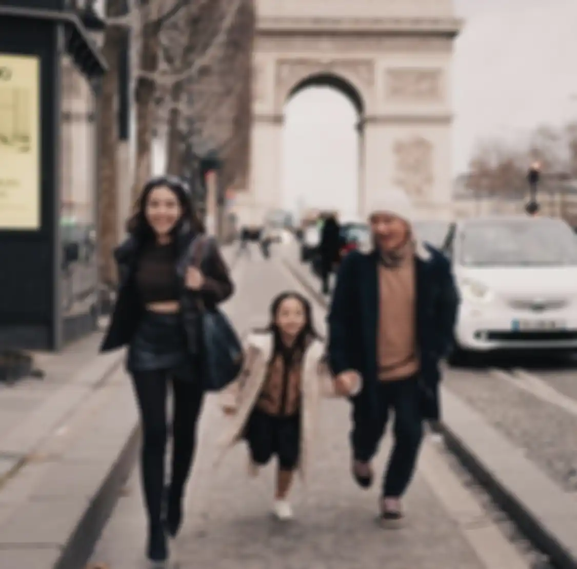 Foto kompak keluarga kecil yang telah terpisah. Gisel, Gempi, dan Gading tettawa bersama di Paris.