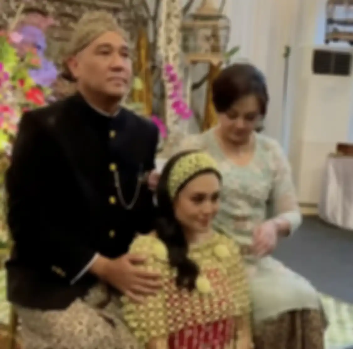 Rafael Alun Trisambodo dan istrinya Erni Meike Torondek saat menggelar upacara adat pernikahan putrinya.