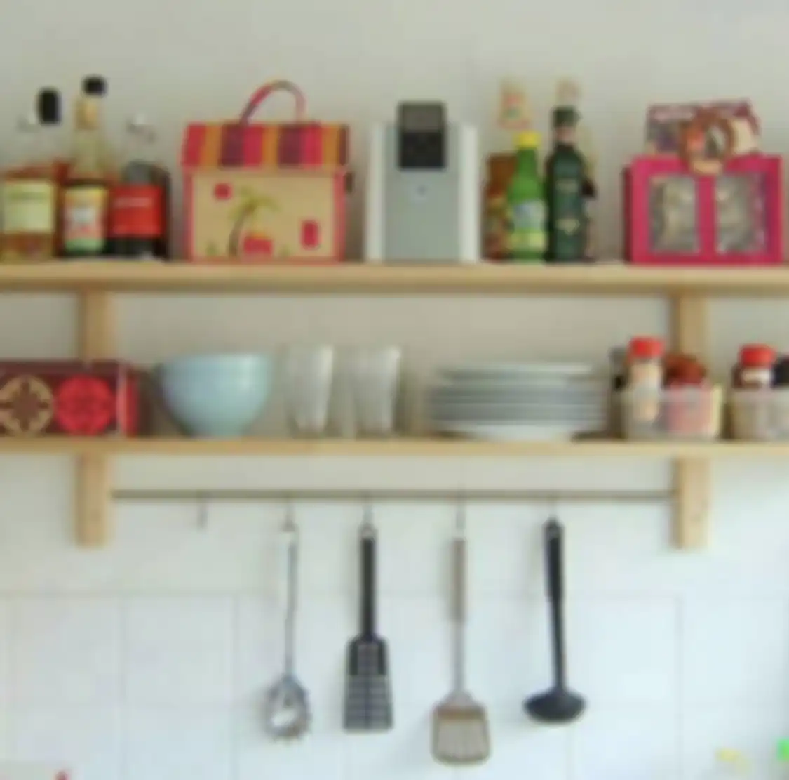 Foto tampilan desain dapur kecil memanjang kian menggoda hati. Trik cerdas ini menjadi kunci. Apalagi bisa dicoba sendiri di rumah.