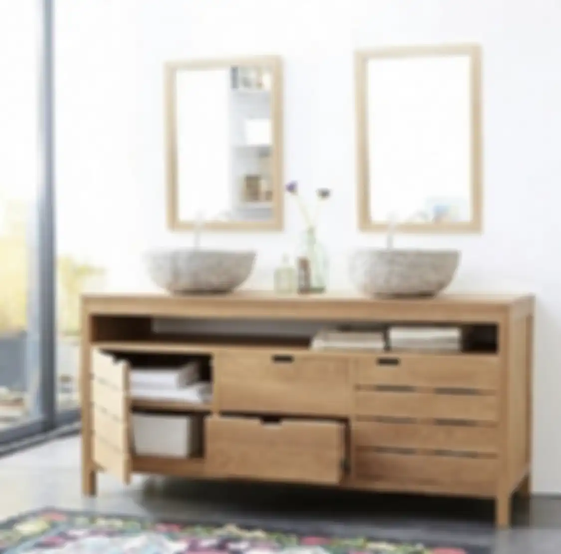 Agar foto desain kamar mandi tampak semakin mewah, lemari penyimpanan dirancang dengan model elegan berwarna lembut.