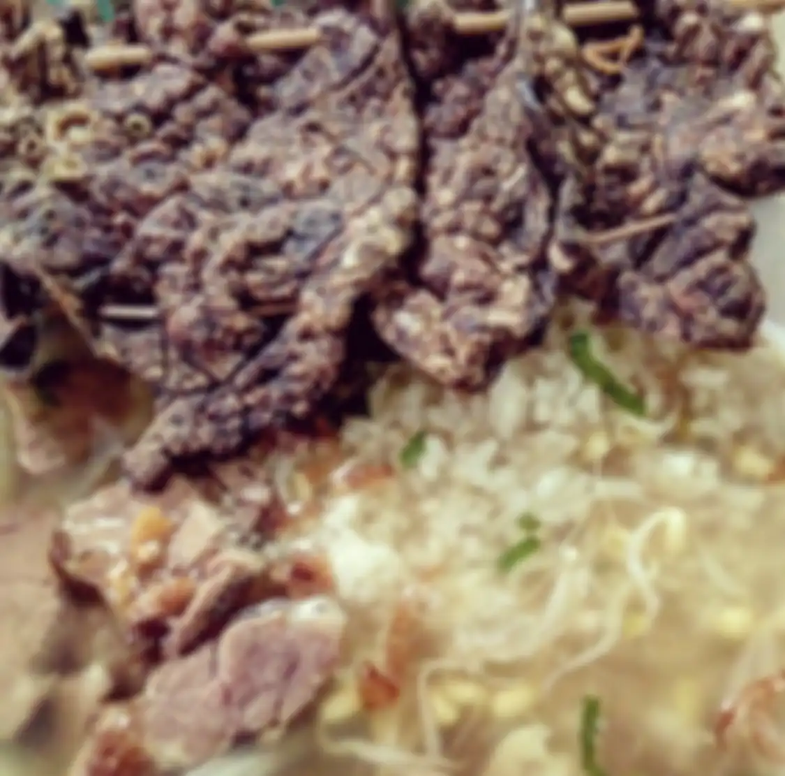 Inilah 7 tempat wisata kuliner di Solo yang menyajikan menu soto buat sarapan enak jadi pilihan utama. Cek foto sajiannya.