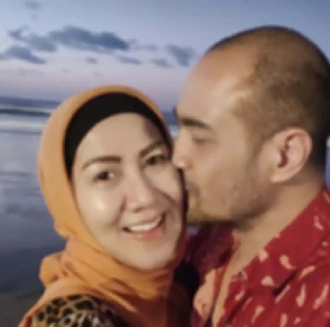Venna Melinda mengaku ditalak cerai Ivan Fadilla 7 kali gegara kebiasaan buruk ini. Ferry Irawan justru suka sampai umbar foto mesra.