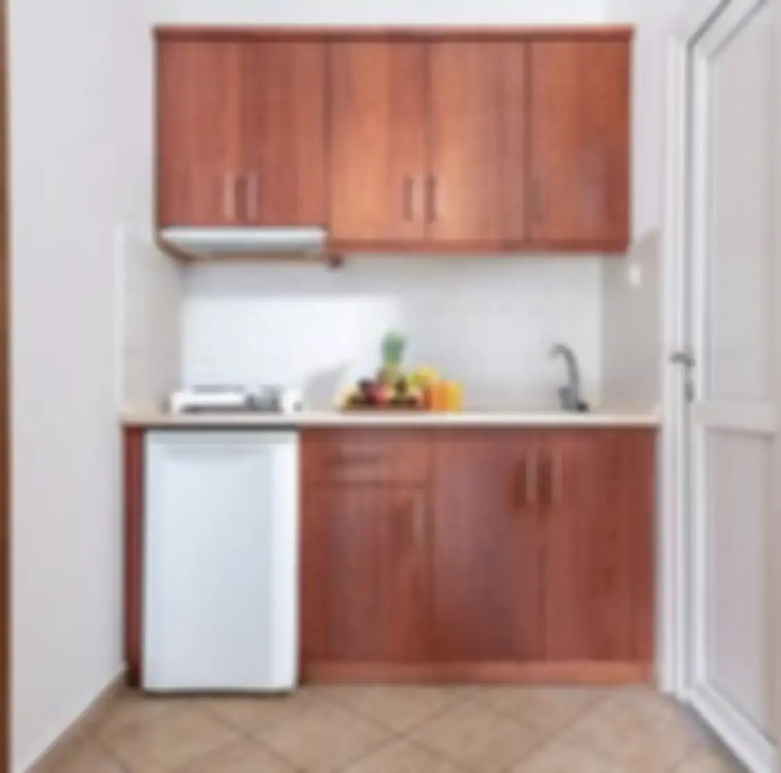 Lemari dapur dipilih dengan kriteria ini agar area memasak menjadi lebih lega. Intip yuk10  foto referensinya. 
