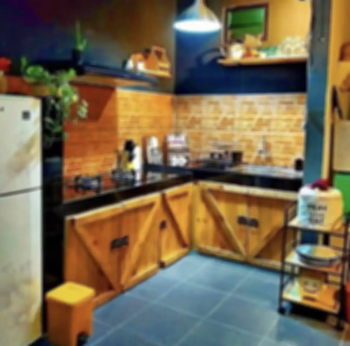 Pemilik rumah minimalis tak perlu iri lagi. Cukup pasang perabotan model begini, foto desain dapur vinatge pun bisa dimiliki. 