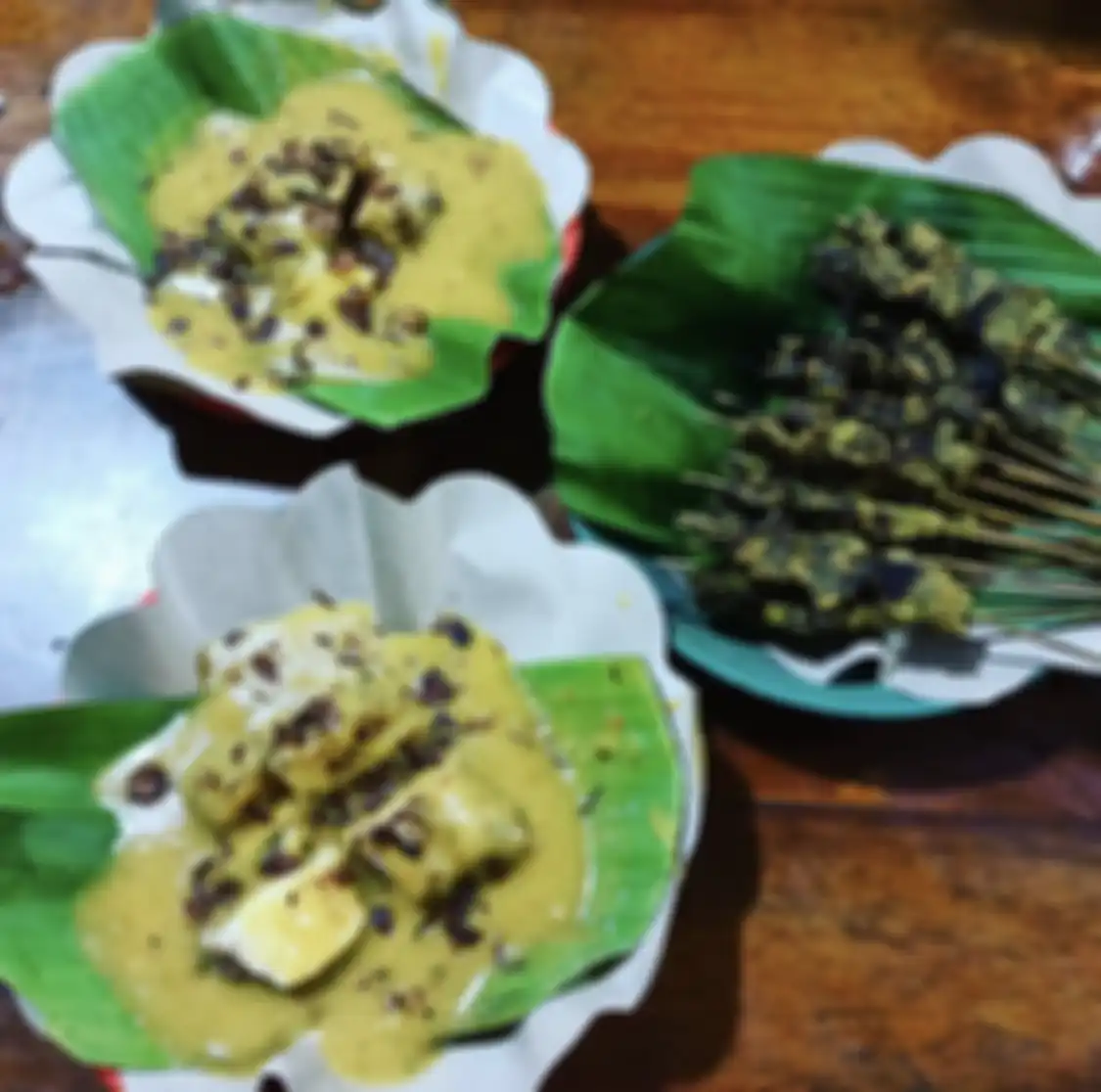 Saat kita diserang lapar malam-malam, yuk kita singgahi 8 tempat wisata kuliner di Padang. Cita rasa berbalut foto aesthetic.