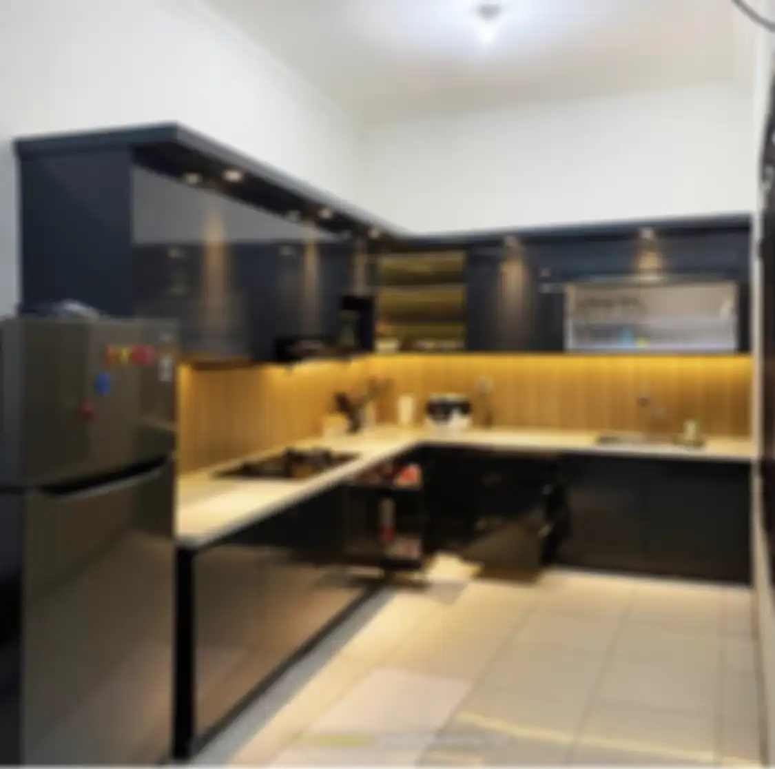 Desain dapur mungil yang makin estetik dengan sentuhan gaya begini bikin enggak nyangka. Foto hasilnya jadi referensi.