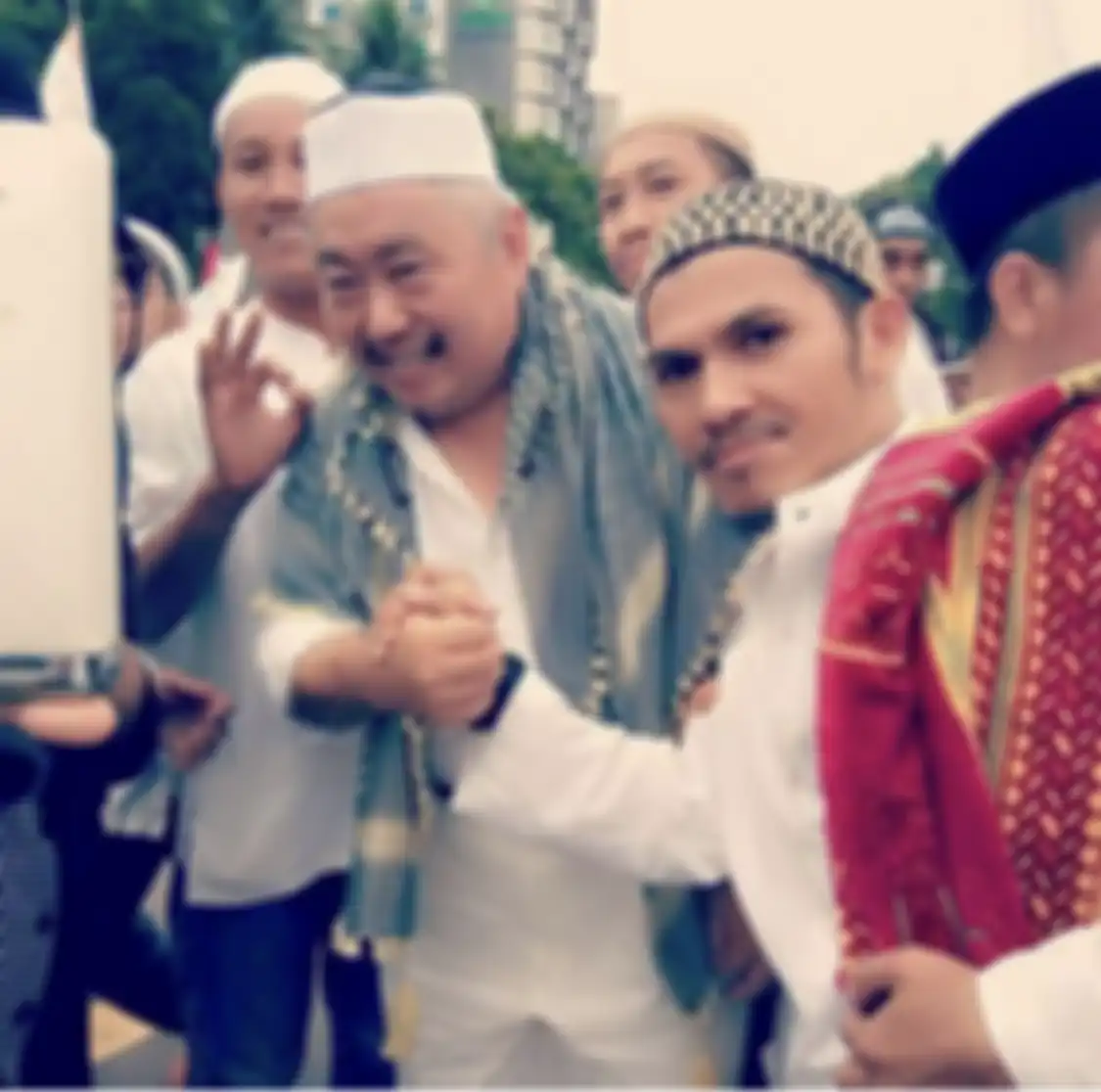 Lieus saat mengikuti salah satu acara umat Islam. Dia dikabarkan mualaf karena dekat dengan sejumlah ulama besar.
