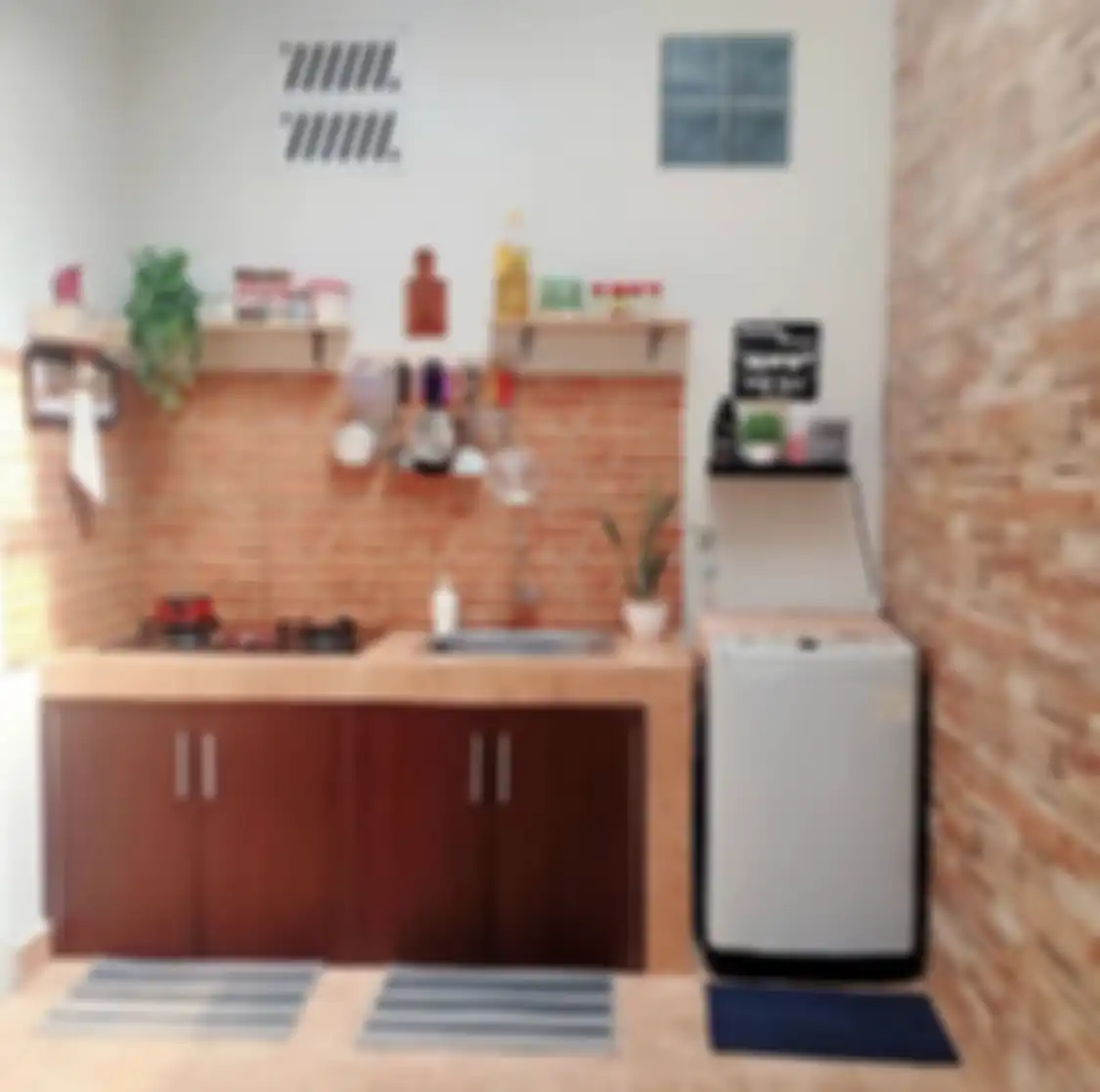 Desain dapur sederhana Ibu-ibu pemilik rumah mungil ini terus dibahas. Dia sengaja memasang keramik dinding. Lihat 8 foto hasilnya.