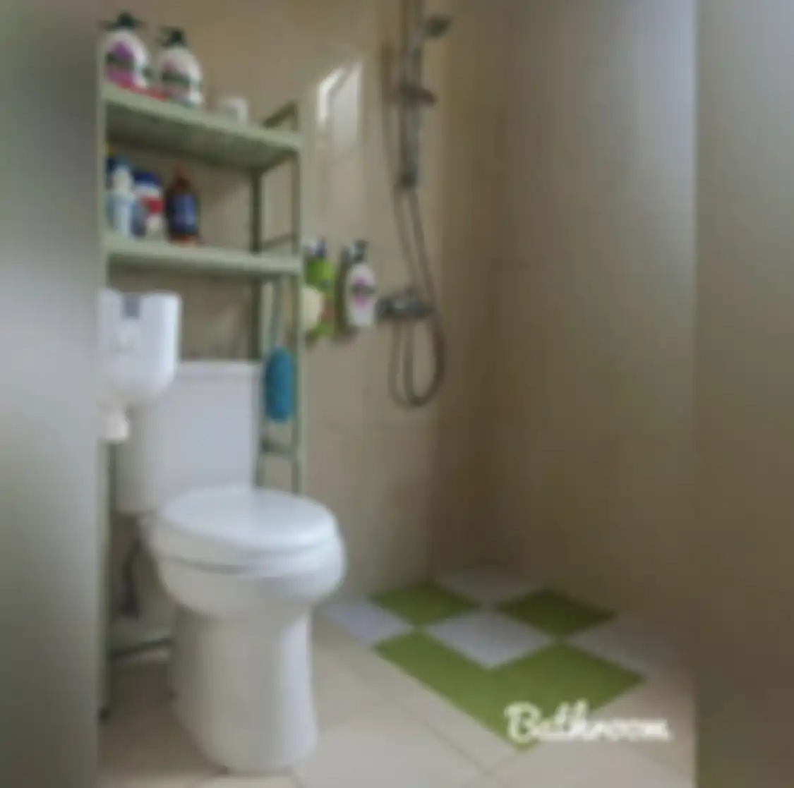 Desain kamar mandi kecil ini kian apik dengan trik begini. Wajah pemilik rumah subsidi berseri-seri. Tengok yuk 8 foto aplikasinya. 