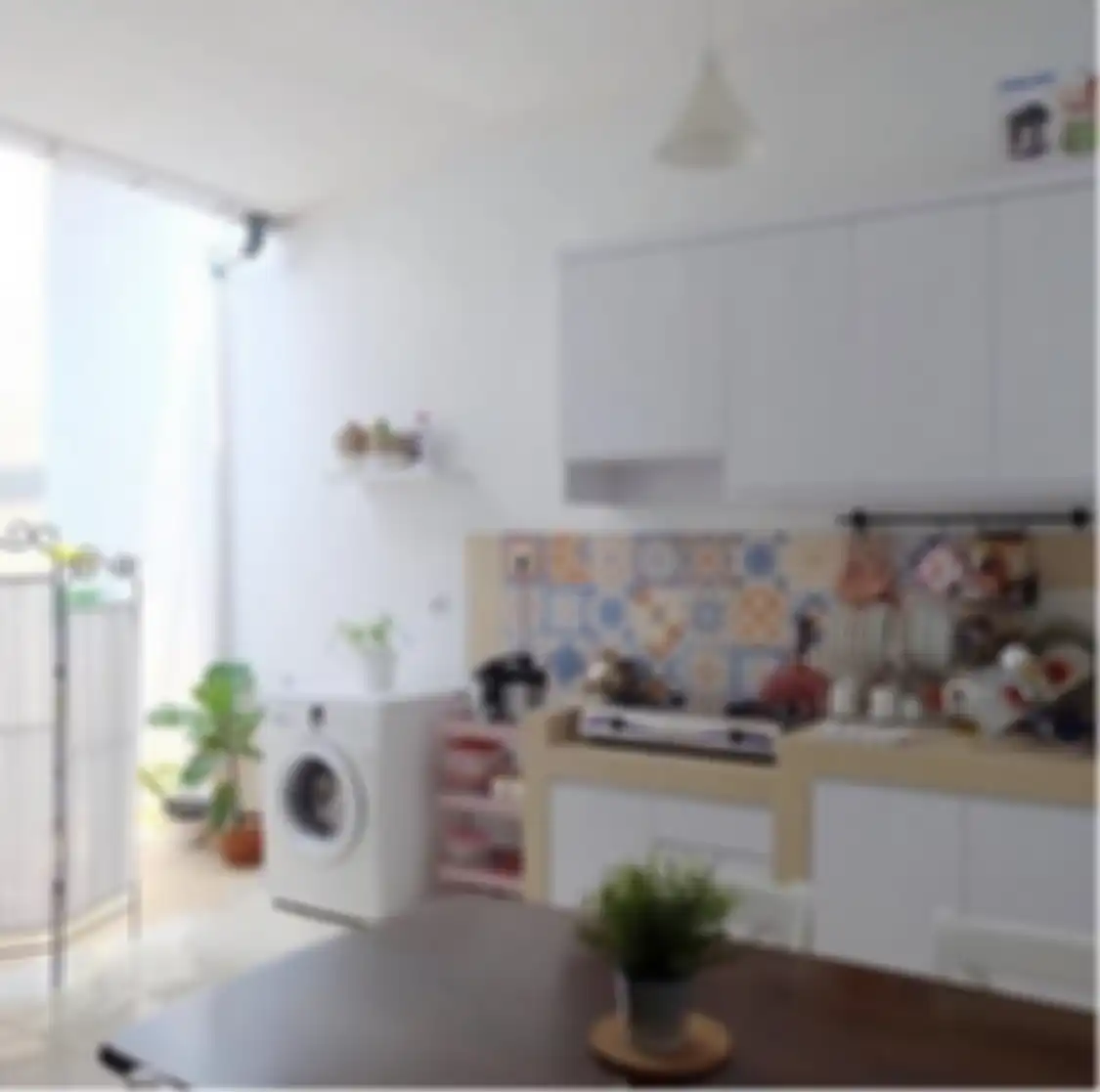 Desain dapur terbuka rumah tipe 36 sengaja mengadopsi trik begini. Area memasak jadi nggak sumpek. Foto hasilnya tampak beda.