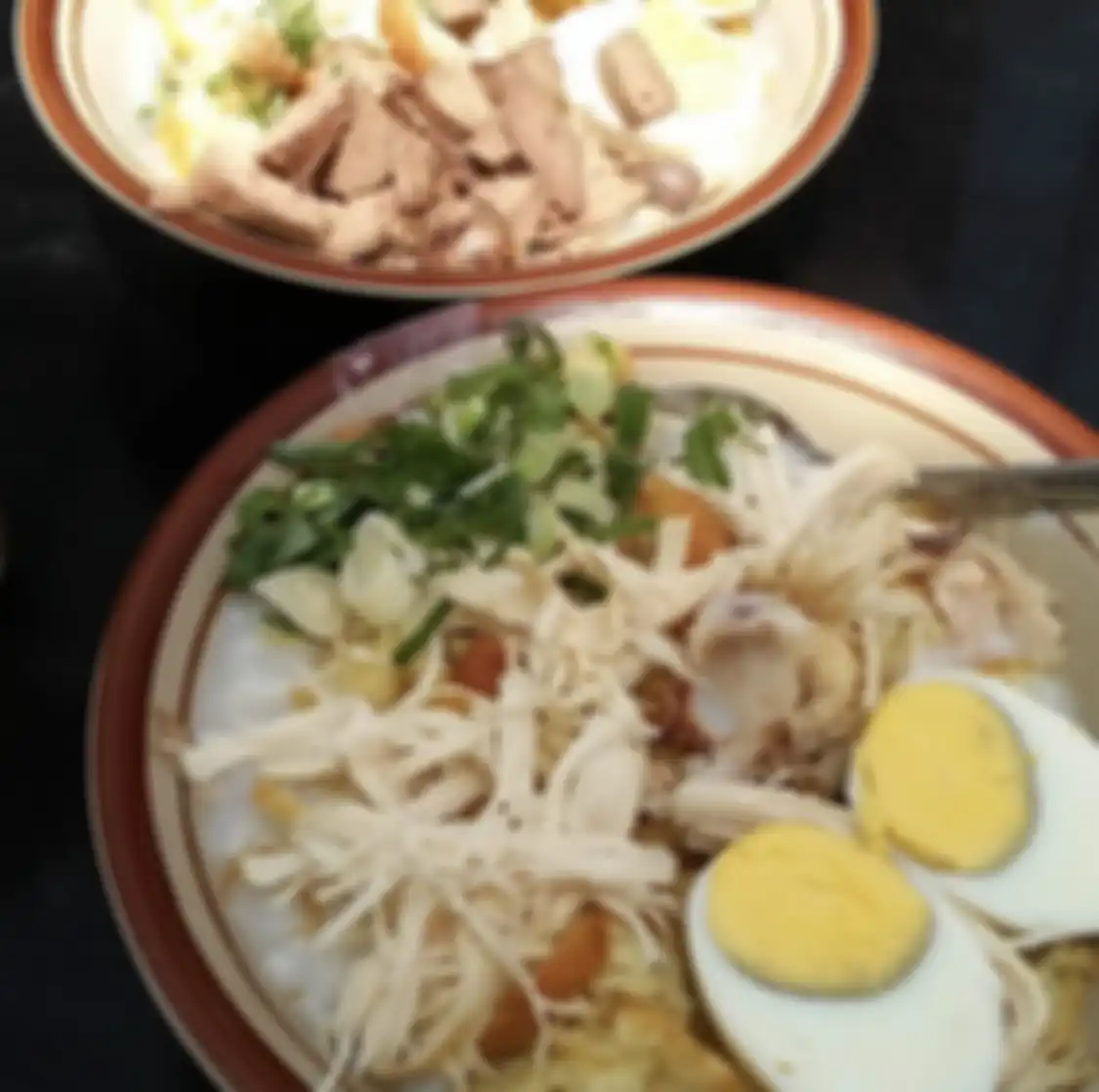 Ini 5 foto tempat wisata kuliner di Bandung yang menyajikan spesialisasi bubur ayam. Bisa sarapan enak lho!