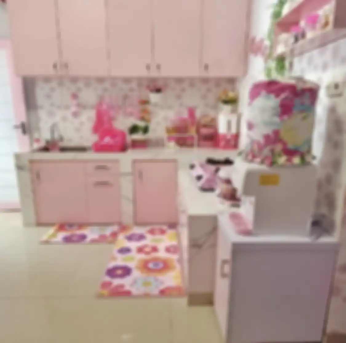 Desain dapur mungil yang makin estetik dengan sentuhan gaya begini bikin enggak nyangka. Foto hasilnya jadi referensi.
