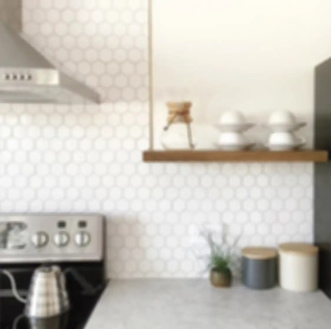 Agar foto dapur kecil terlihat semakin segar, backsplash diberi sentuhan kreatif seperti begini. Tertarik mencoba?