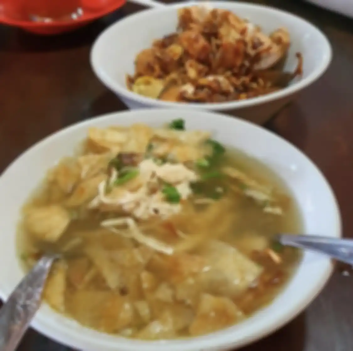 6 tempat wisata kuliner di Solo ini nikmat buat sarapan enak. Warung makan ini populer lewat menu soto. Intip foto khasnya. 