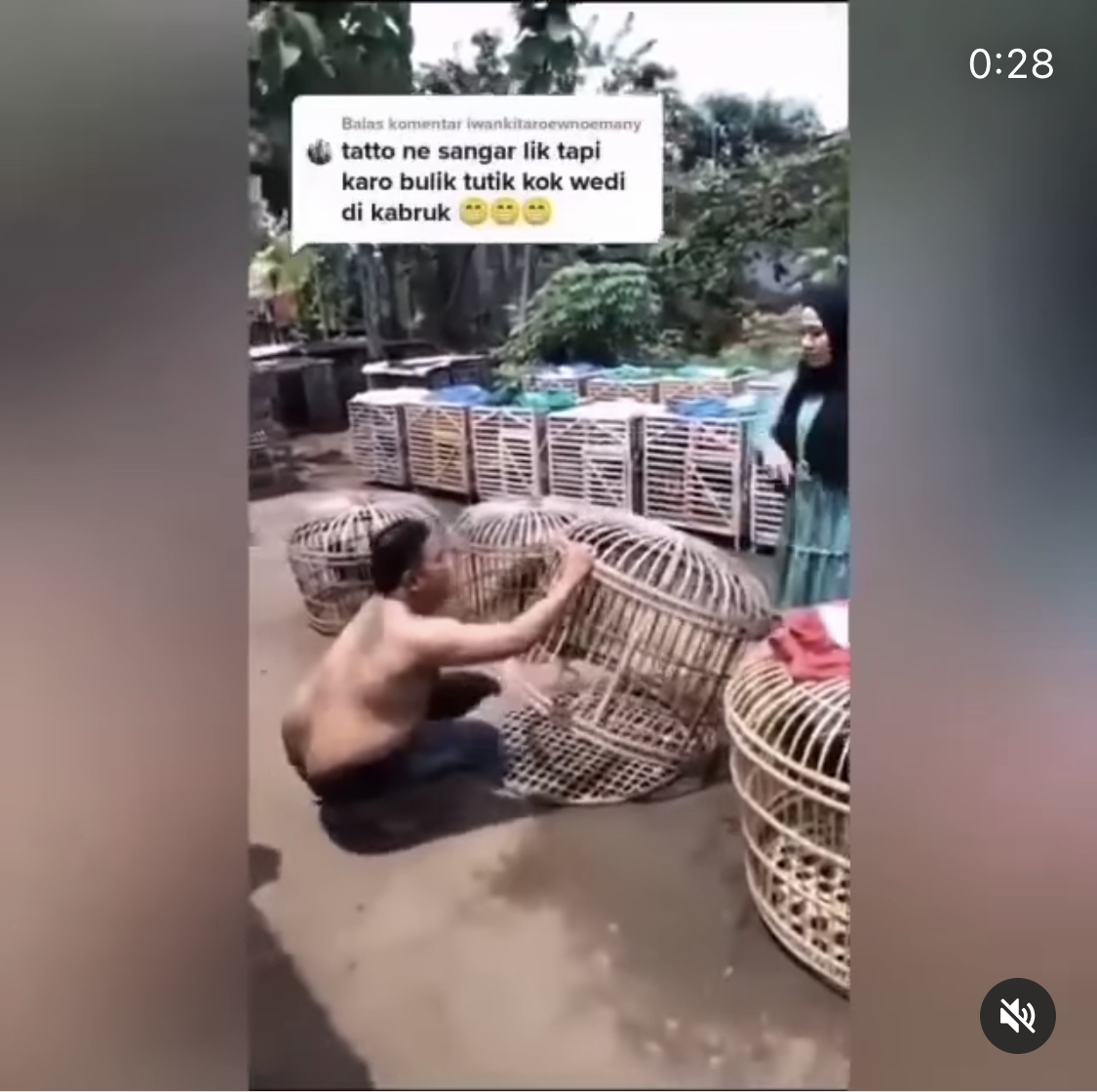 Selagi enak-enak bermain ayam, pria bertato itu mendadak kicep. Dia langsung menurut dijemput istri yang berkerudung. Foto tampangnya viral.