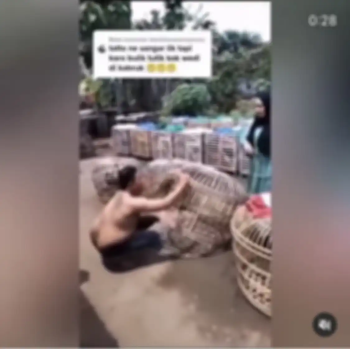 Selagi enak-enak bermain ayam, pria bertato itu mendadak kicep. Dia langsung menurut dijemput istri yang berkerudung. Foto tampangnya viral.