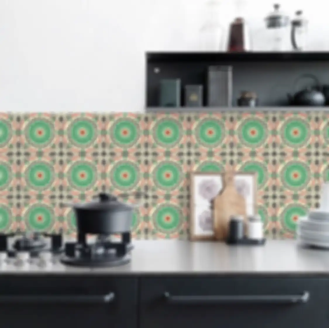 Agar foto dapur kecil terlihat semakin segar, backsplash diberi sentuhan kreatif seperti begini. Tertarik mencoba?