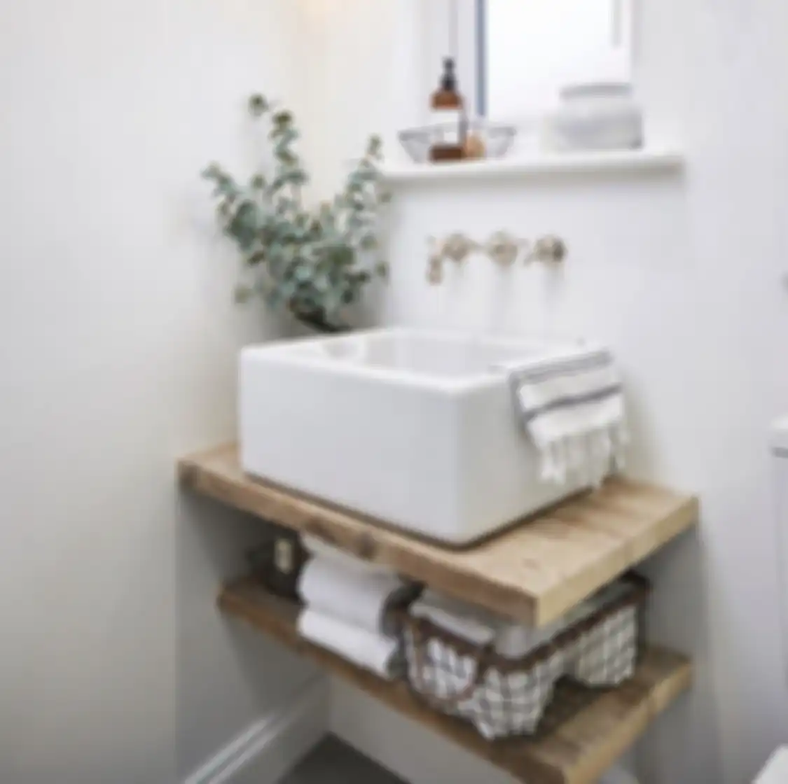Lihatlah foto kamar mandi mungil ini. Cantik nian interiornya. Kamar mandi tampak lapang berkat 7 trik mujarab ini. 