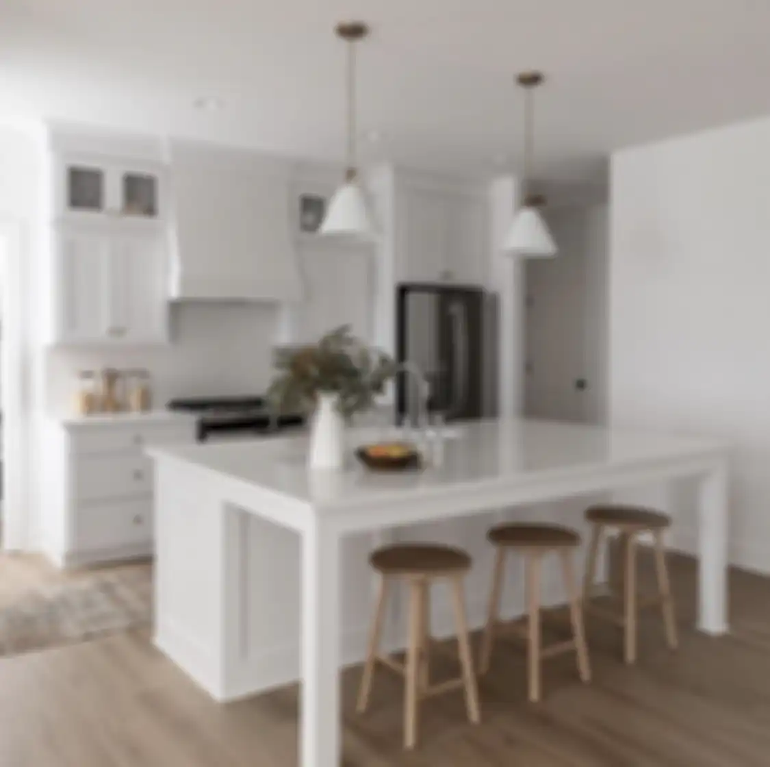 Maksimalkan ruang di bagian dinding. Foto dapur ukuran kecil yang berganti desain tampak semakin rapi.