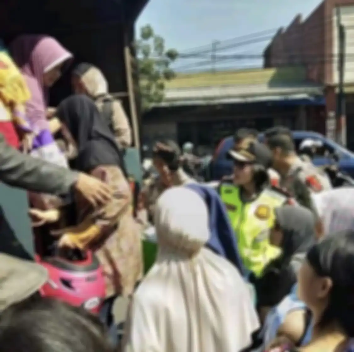 Mantan Kapolsek Astanaanyar, Kompol Yuni Purwanti bersama belasan anak buahnya ditangkap gegara narkoba. Siapa suami Kompol Yuni?