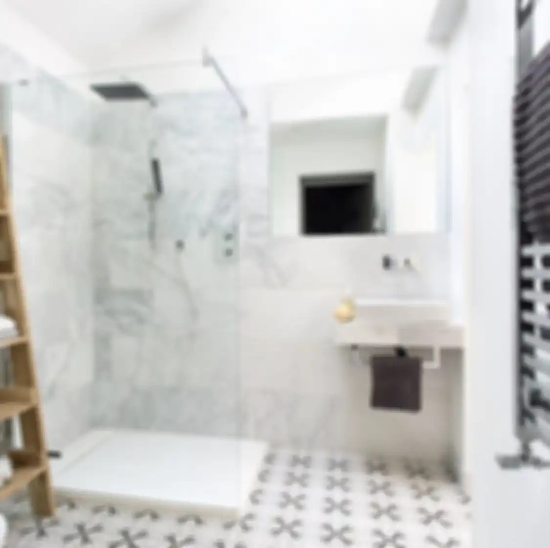 Lihatlah foto kamar mandi mungil ini. Cantik nian interiornya. Kamar mandi tampak lapang berkat 7 trik mujarab ini. 