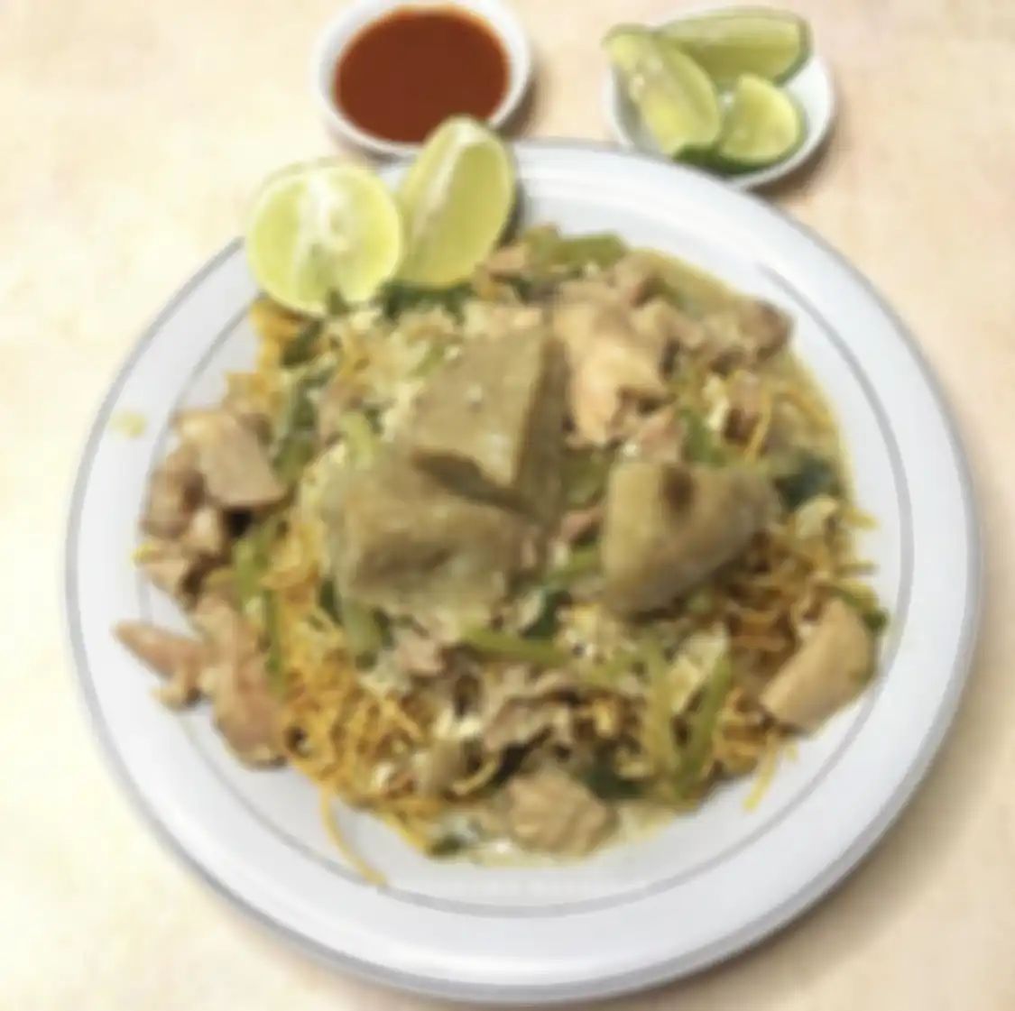 Mencari sarapan enak di Makassar, kita wajib mencicipi 4 tempat wisata kuliner dengan sajian menu mi titi. Ini foto sajiannya.