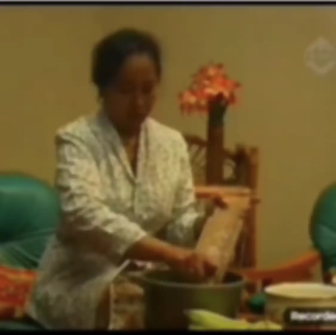 Tuti Hestuti bintang sinetron Bajaj Bajuri dinilai berhasil memerankan Mpok Hindun, yang memiliki karakter genit. 