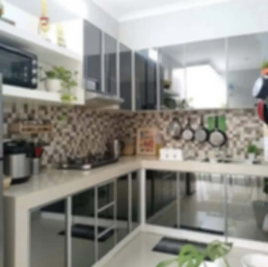 Desain dapur sederhana Ibu-ibu pemilik rumah mungil ini terus dibahas. Dia sengaja memasang keramik dinding. Lihat 8 foto hasilnya.