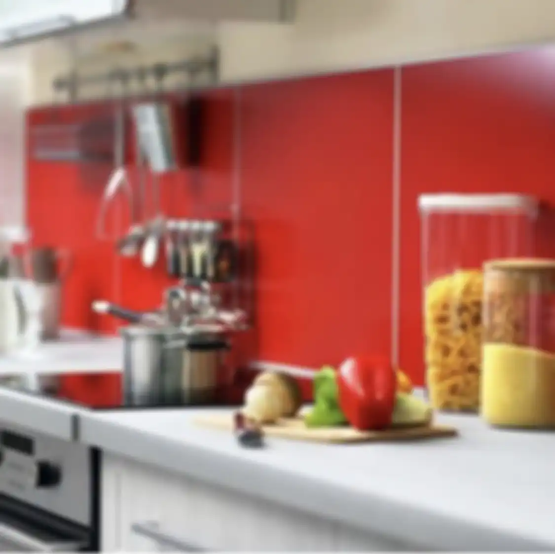 Foto dapur ukuran kecil tampil berani dengan semburat merah.
