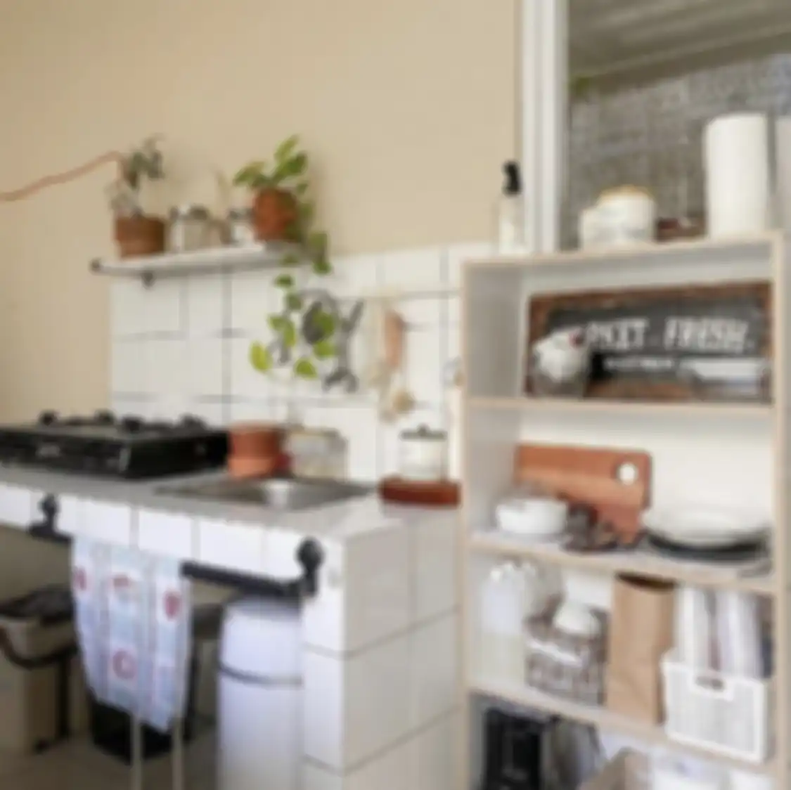 Desain dapur sederhana Ibu-ibu pemilik rumah mungil ini terus dibahas. Dia sengaja memasang keramik dinding. Lihat 8 foto hasilnya.
