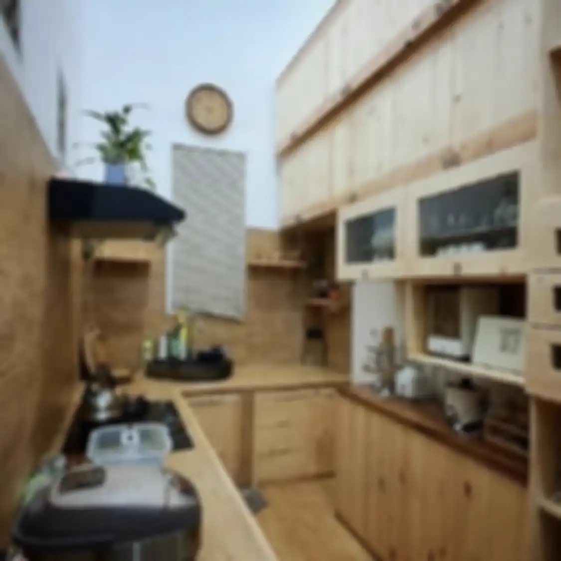 Desain lemari dapur kayu sengaja dirancang memakai trik ini agar area memasak makin terasa hangat. 7 foto aplikasinya dikulik.