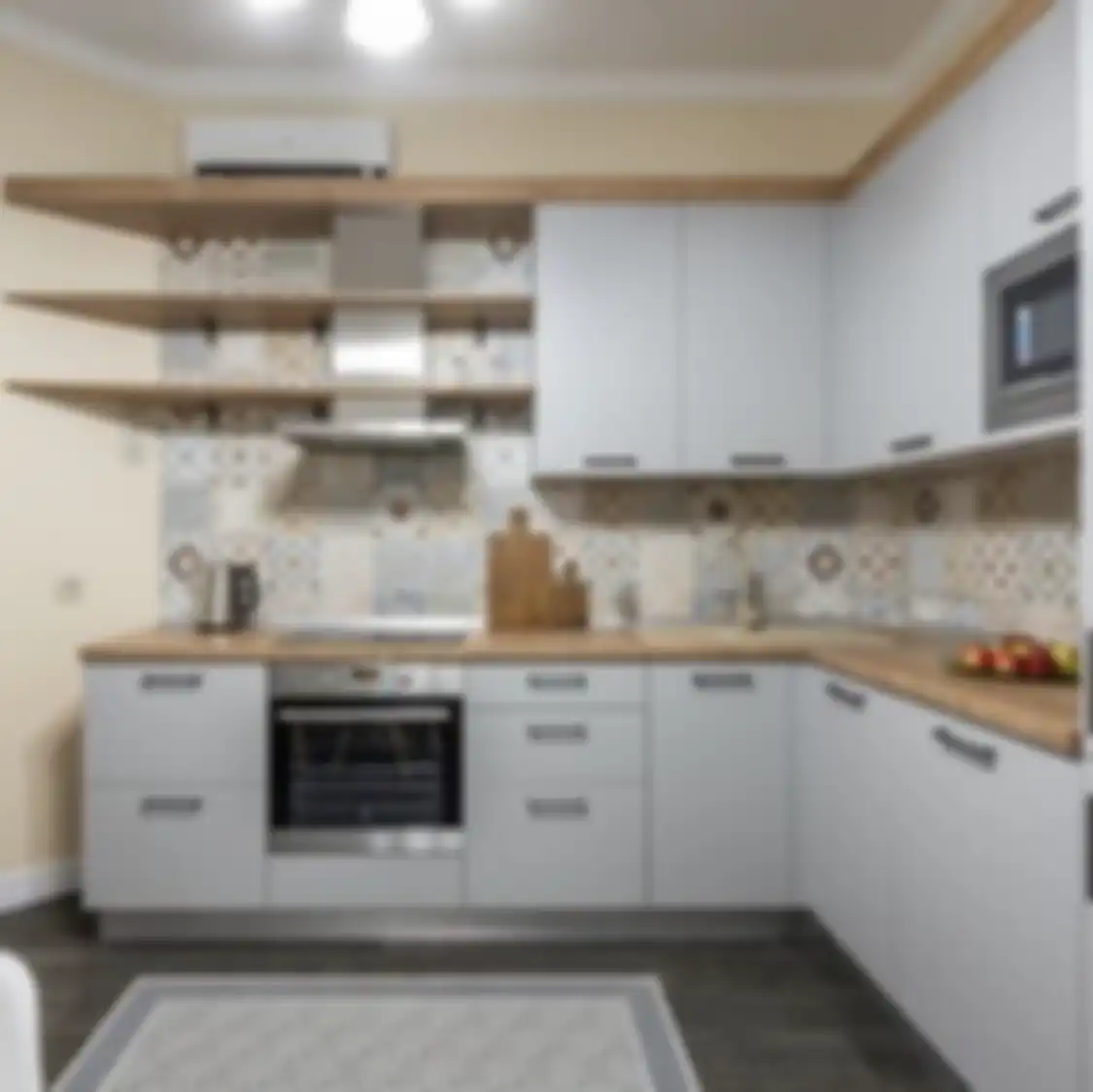 Lemari dapur dipilih dengan kriteria ini agar area memasak menjadi lebih lega. Intip yuk10  foto referensinya. 