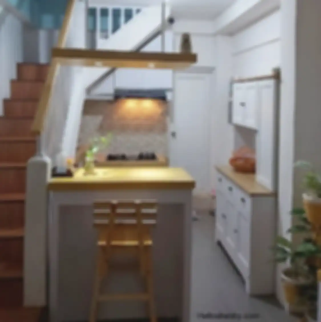 Desain dapur minimalis ini mampu mengubah tampilan area bawah tangga menjadi aesthetic. Intip 7 foto hasilnya. 