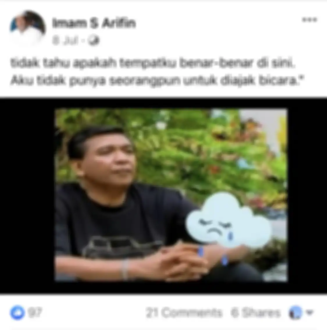 Para penggemar Imam S Arifin membagikan foto jenazah sang pedangdut legendaris yang terbaring di atas ranjang sederhana di rumahnya di Madura. 