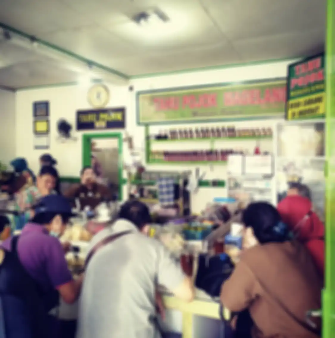 Foto suasana makan siang enak di tempat wisata kuliner langganan pejabat saat beekunjung ke Magelang.