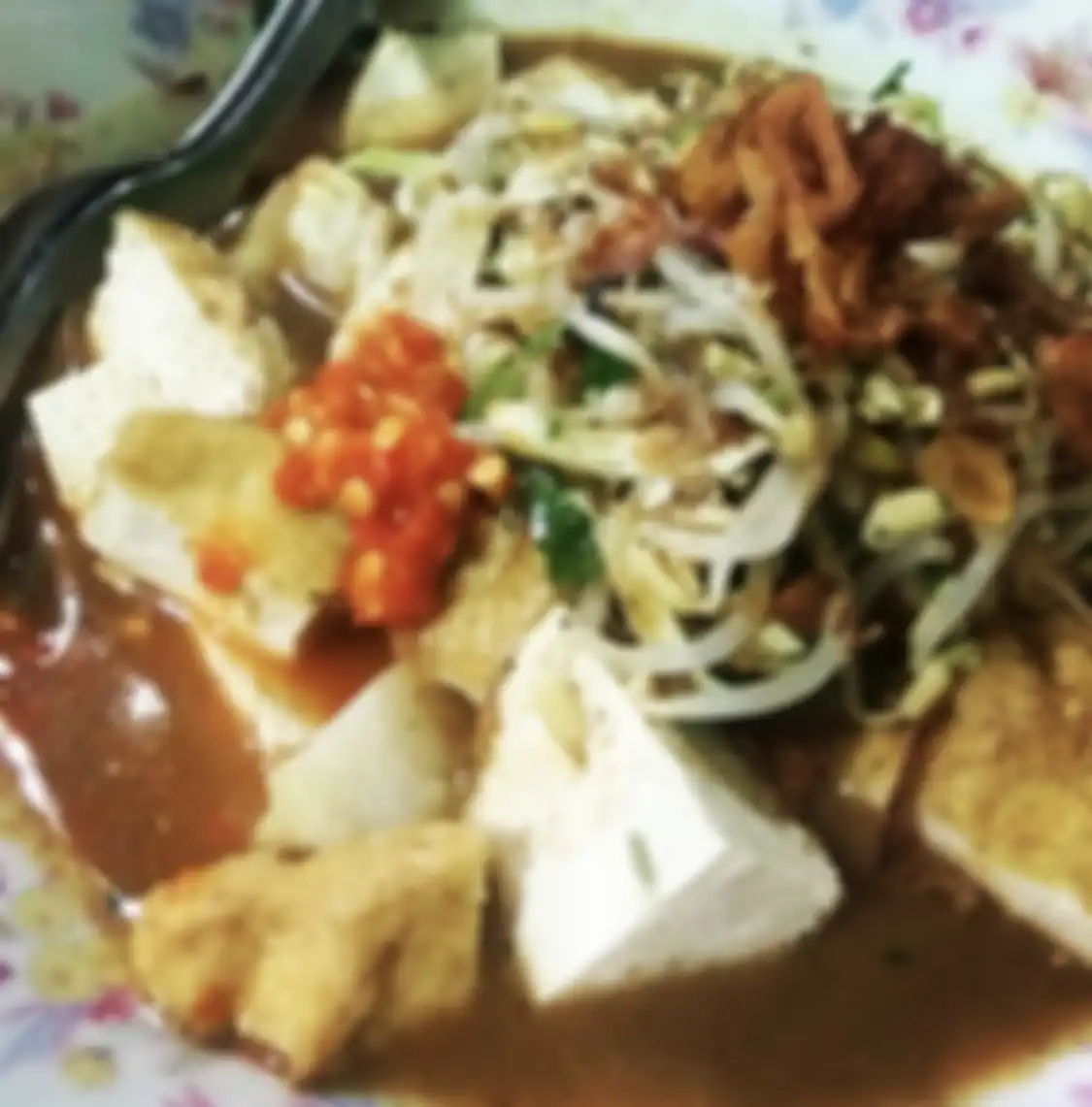 Tahu Pojok Magelang menggoda selera dengan sajian makan siang enak.