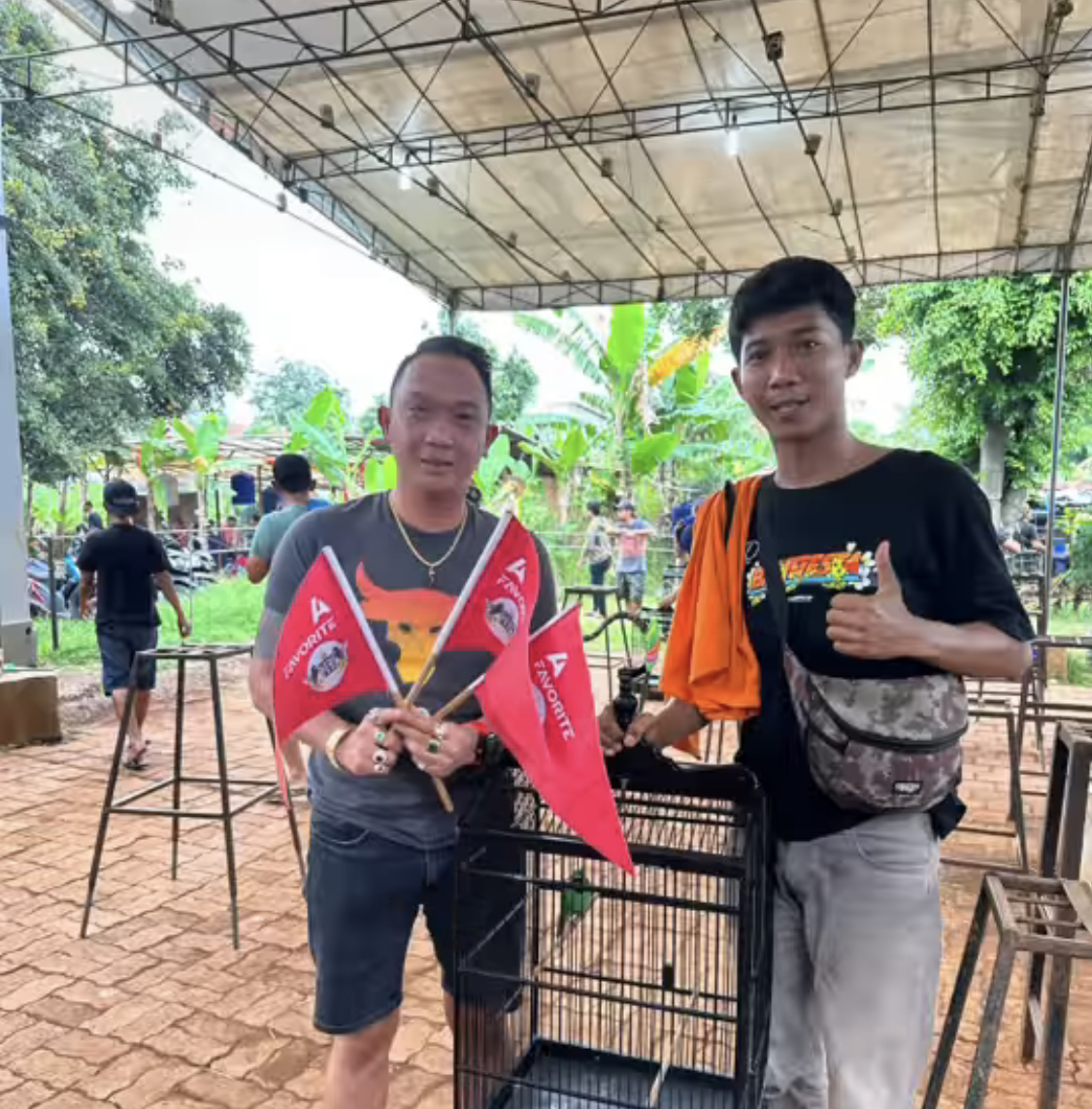Pria mualaf yang ramau ini sedang viral di TikTok. Namanya, Jhon Lbf yang kerja cuma pakai celana pendek.