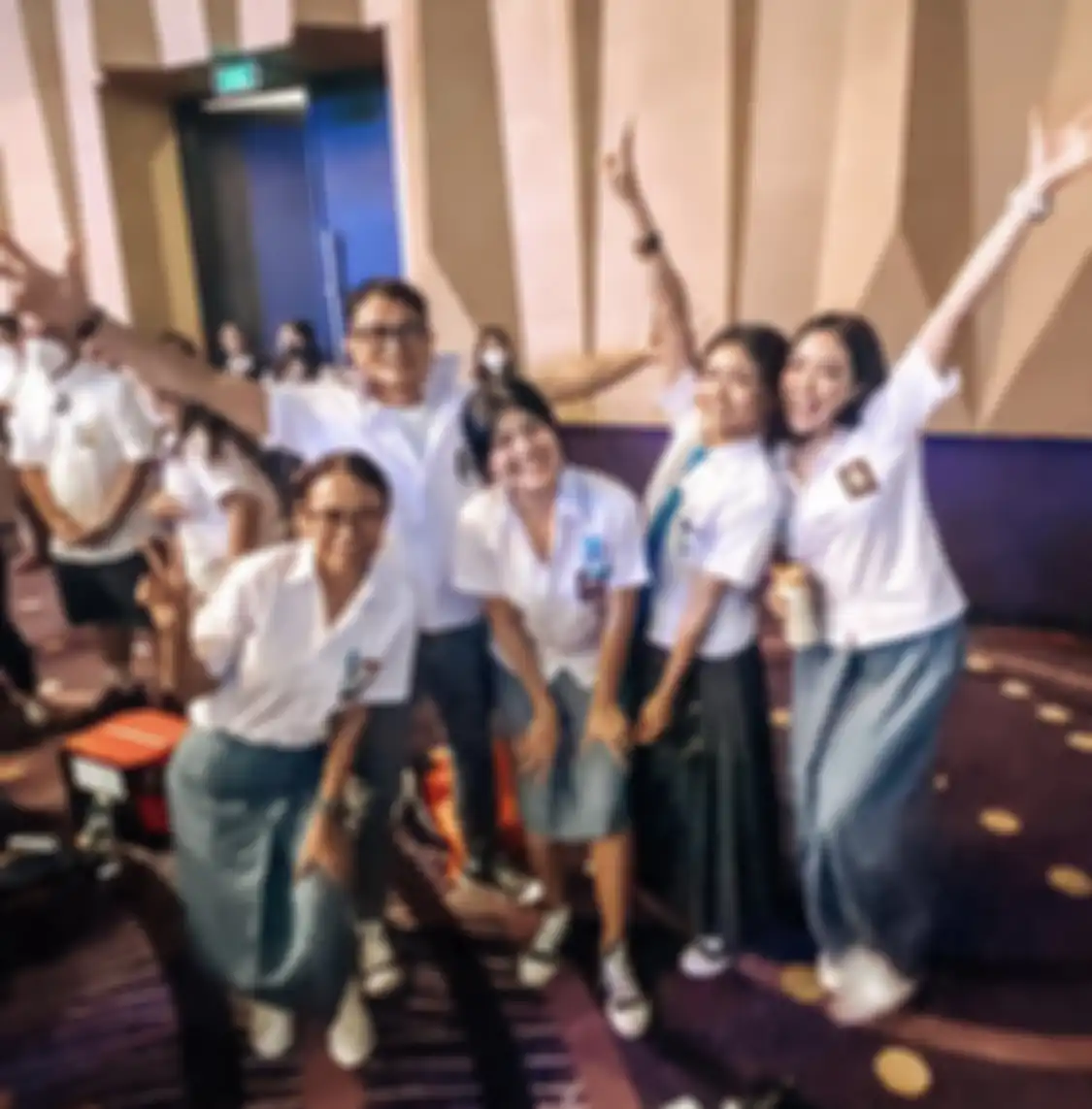 Giael saat berseragam SMA bersama sahabatnya dalam sebuah acara gereja.