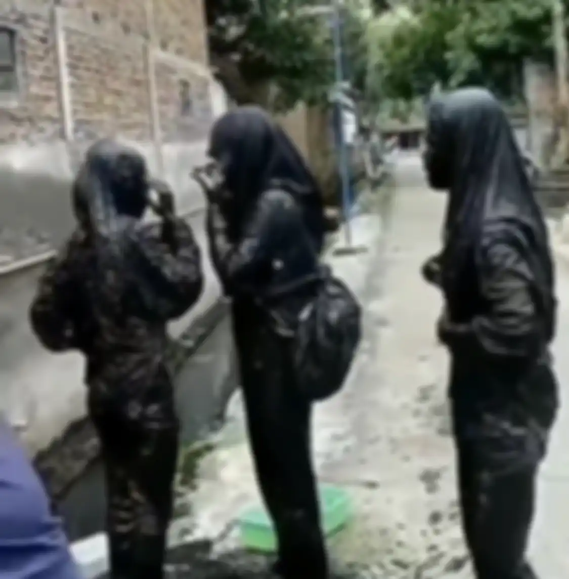 Foto penampakan 3 ABG berhijab yang tanggung malu usai nyemplung ke got hitam pekat. Penyebabnya gegara masalah sepele.