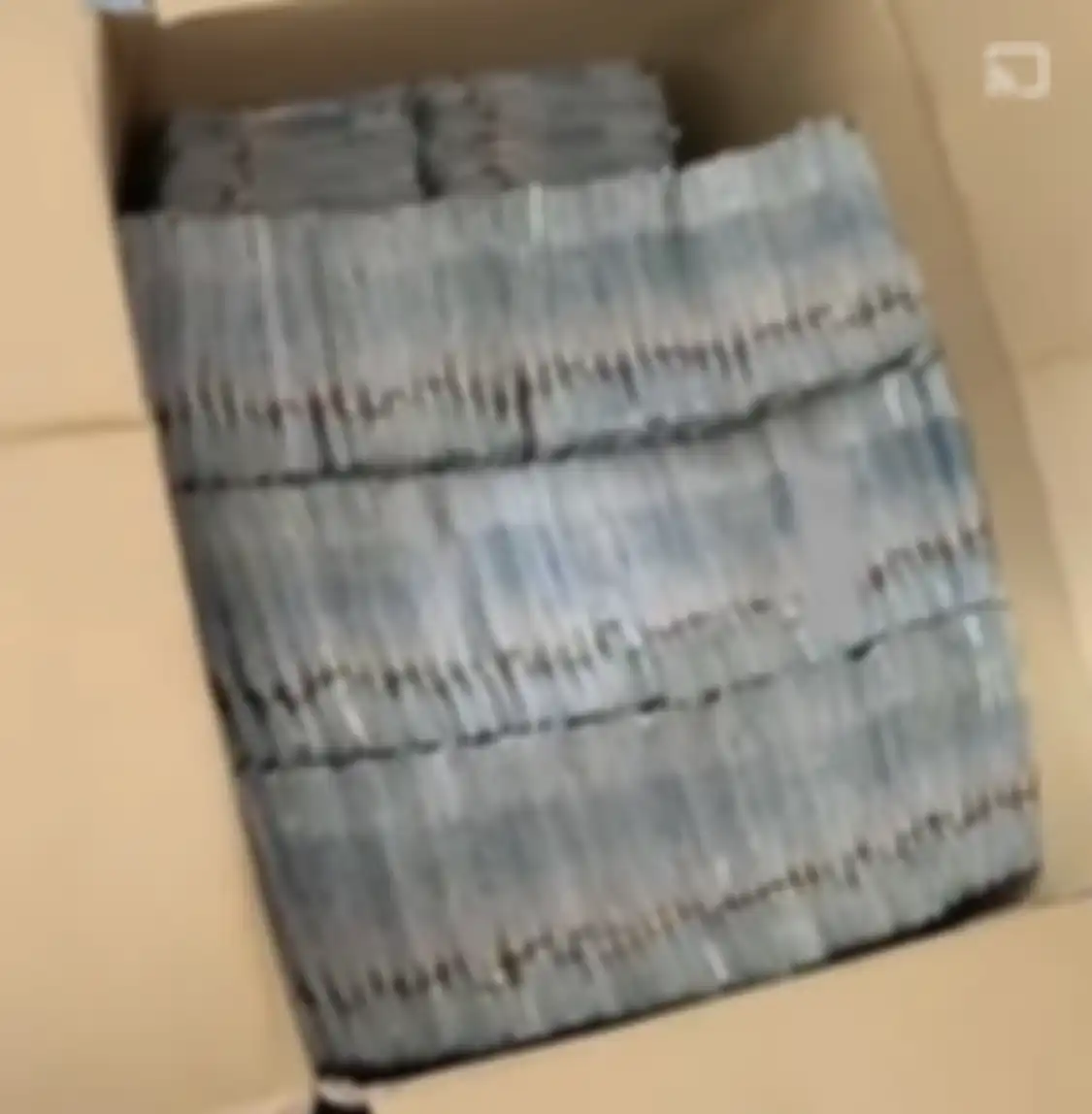 Foto pria yang datang membawa 9 galon air berisi uang koin viral di media sosial.
