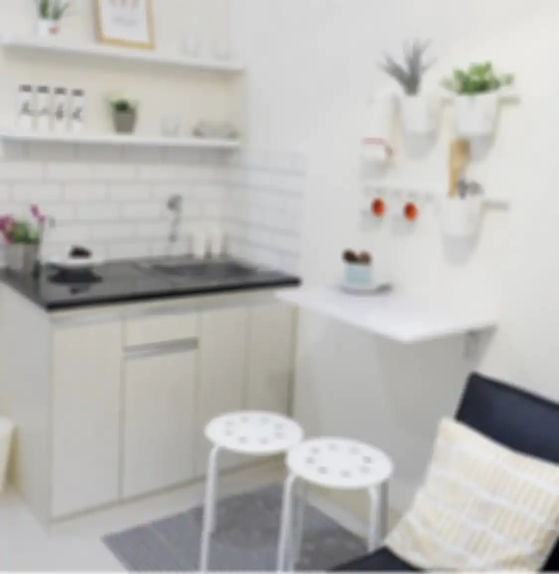 Desain dapur apartemen kecil ini bukan sekadar mengubah tampilan area masak jadi kian estetik. Intip 6 foto inspirasinya yuk.