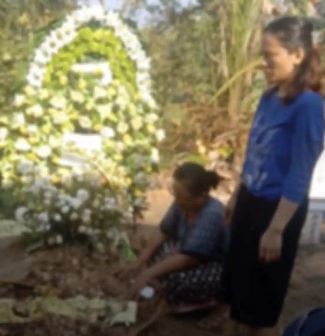 Kondisi makam Brigadir Yosua tampak janggal usai keluarga ajudan Irjen Ferdy Sambo menolak hasil autopsi pertama. Foto terkininya diungkap.