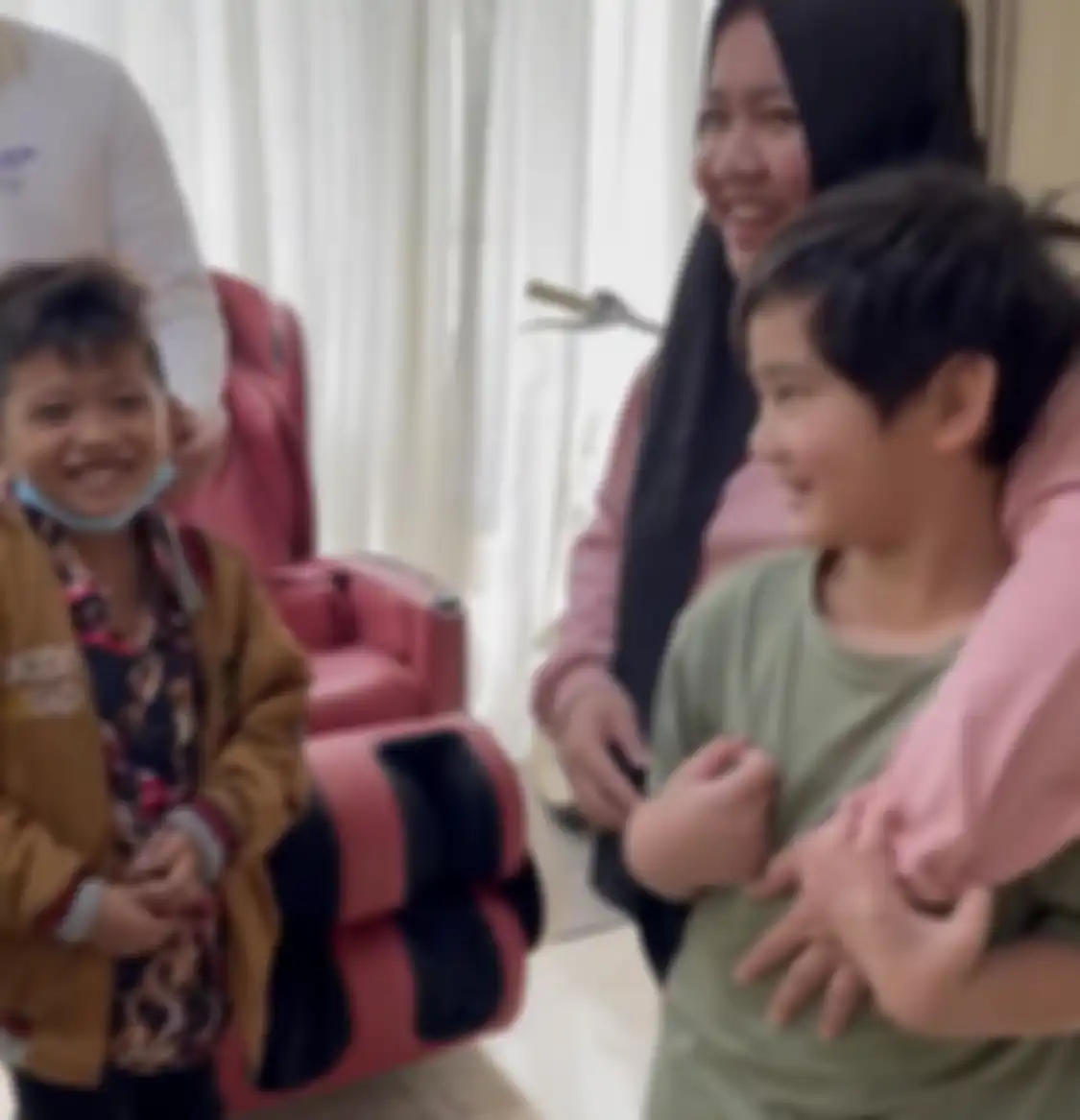 Tante Lala bahagia bisa ajak anaknya foto bareng dengan banyak artis. Salah satunya, Raffi Ahmad. Ini alasannya menikah di usia muda.