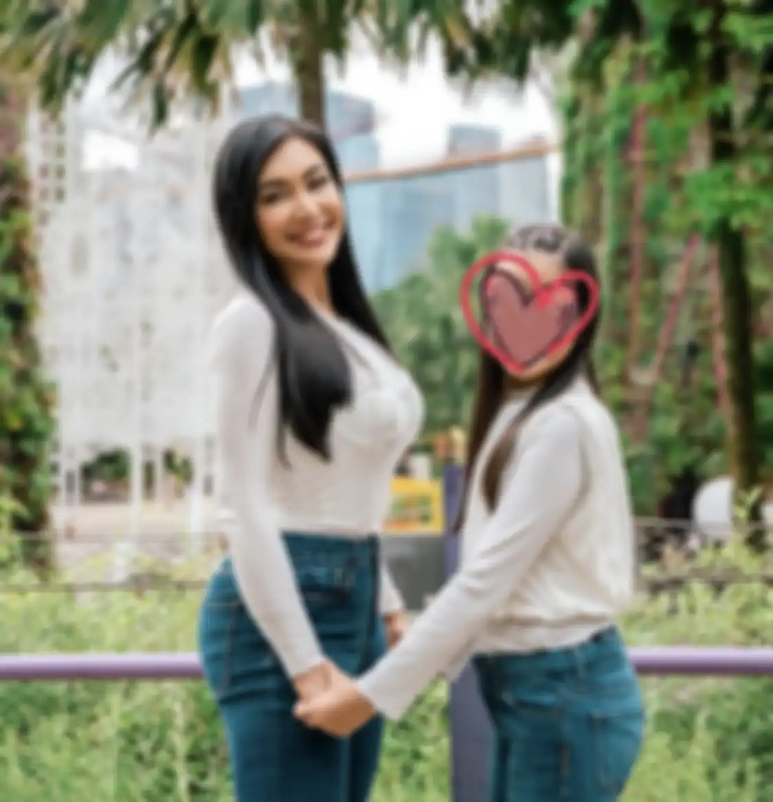 Denada memamerkan pose kece di Singapura. Foto terkini sang artis bikin Vega Darwanti iri. Lihat yuk foto penampilan Denada.
