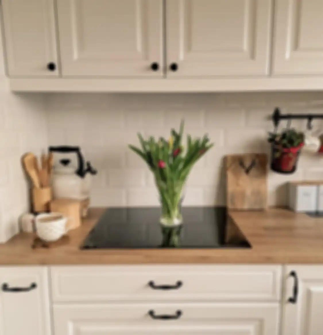 Ukuran kitchen set harus sesuai dengan ruang memasak yang mungil.