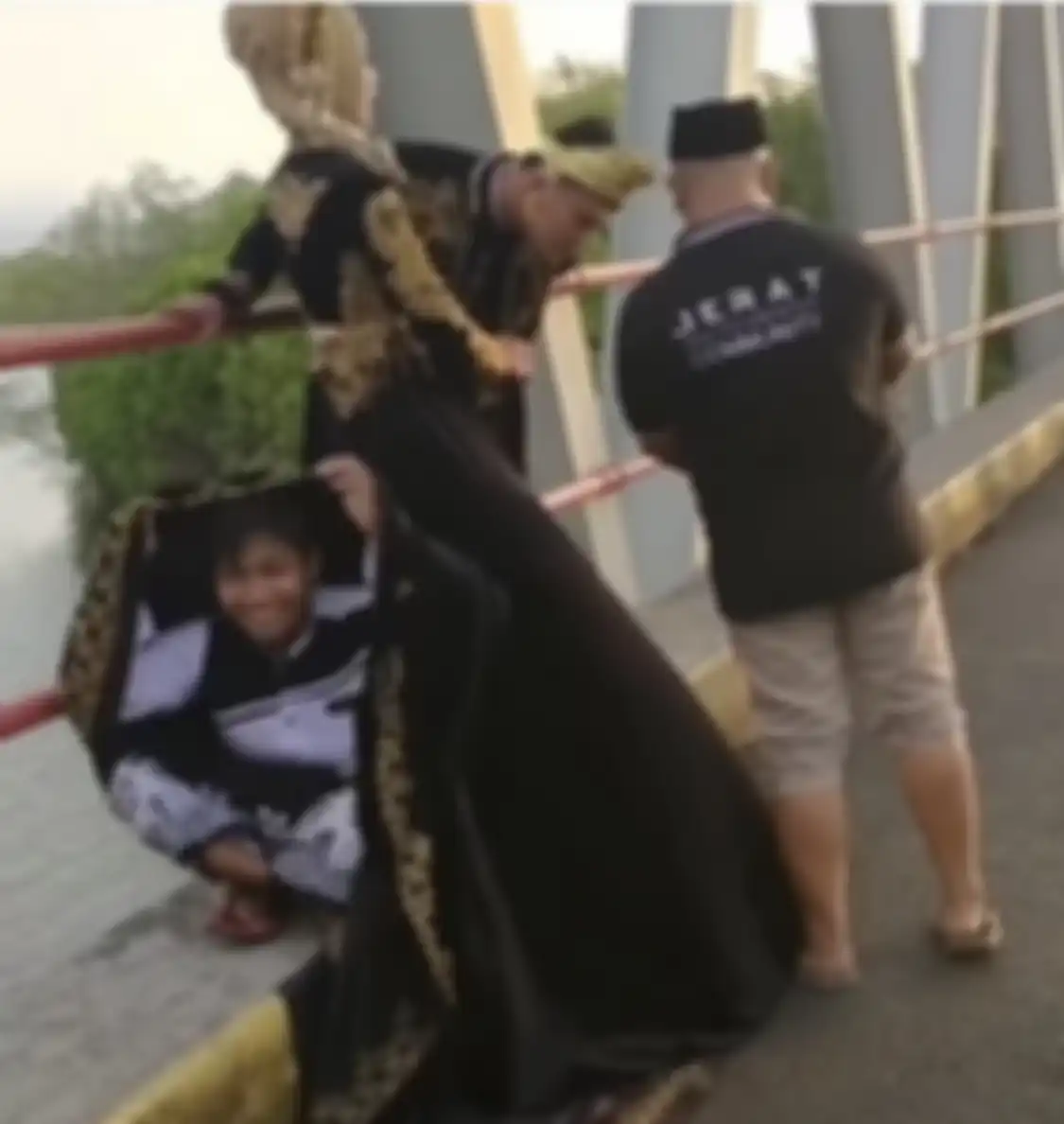 Demi mendapatkan foto aesthetic, pria ini bersembunyi di balik gaun panjang calon mempelai wanita.