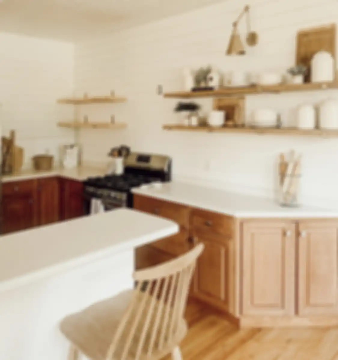 Pemakaian material kayu dan pencahayaan menjadi resep dalam membuat foto dapur mungil lebih mewah.