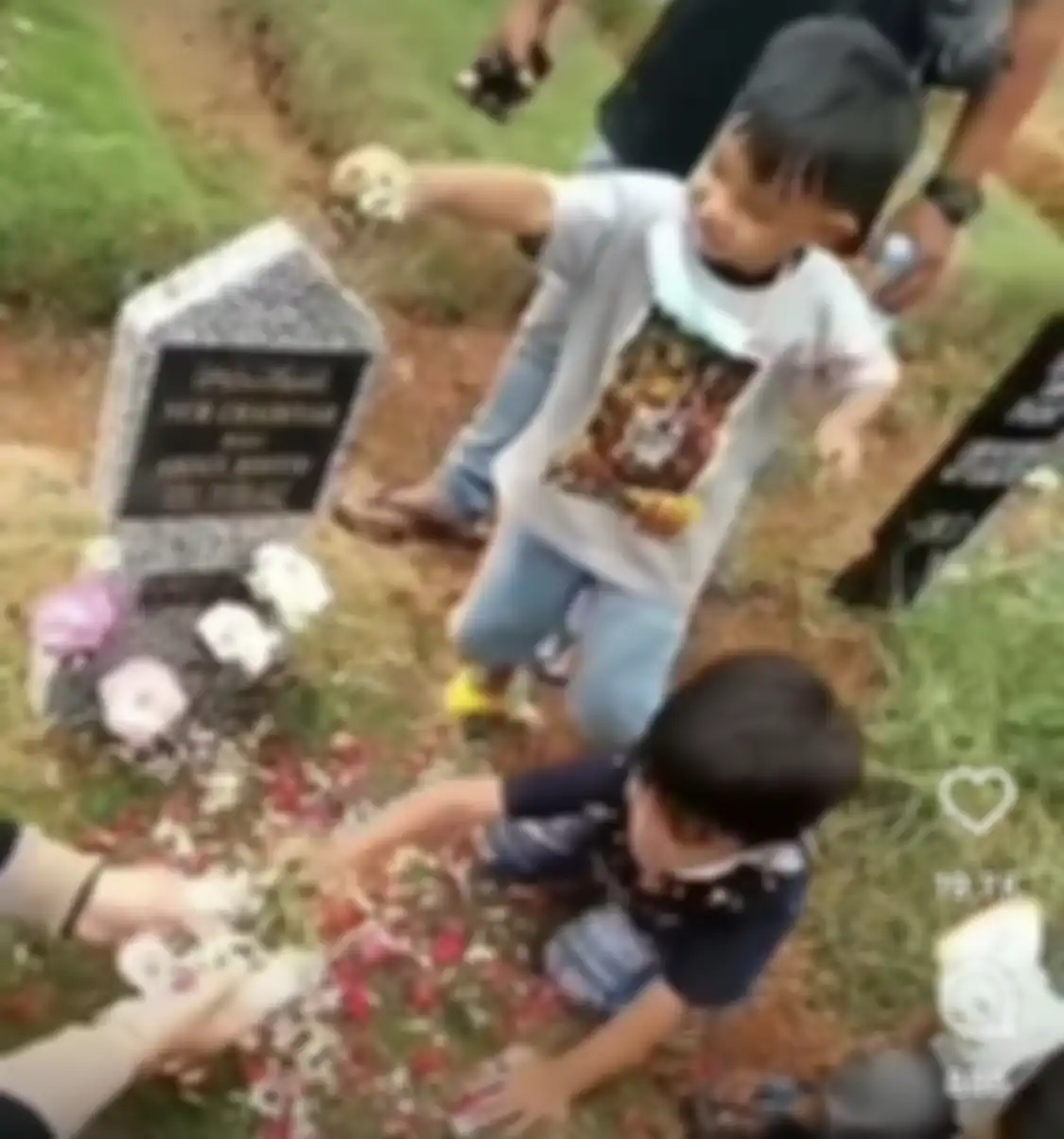 Potret 2 bocah ini bikin meleleh. Keduanya terus mengucapkan salam sembari menempelkan telinga di atas pusara ibunda. 