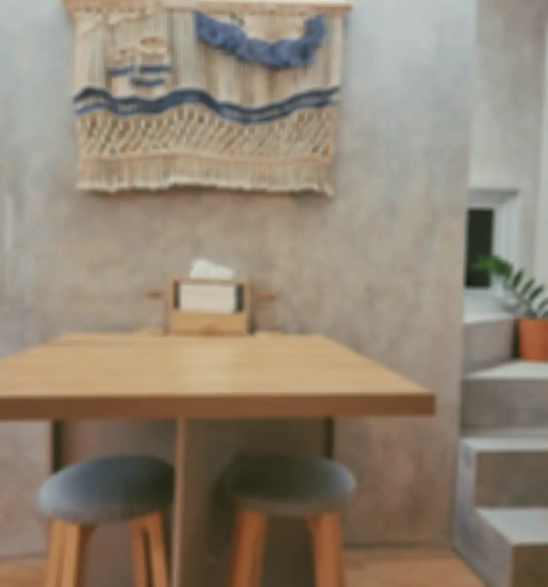 Foto interior rumah mungil yang di lahan ukuran pas-pasan terasa benar-benar lega. Desain dapurnya dibuat dengan konsep ini.