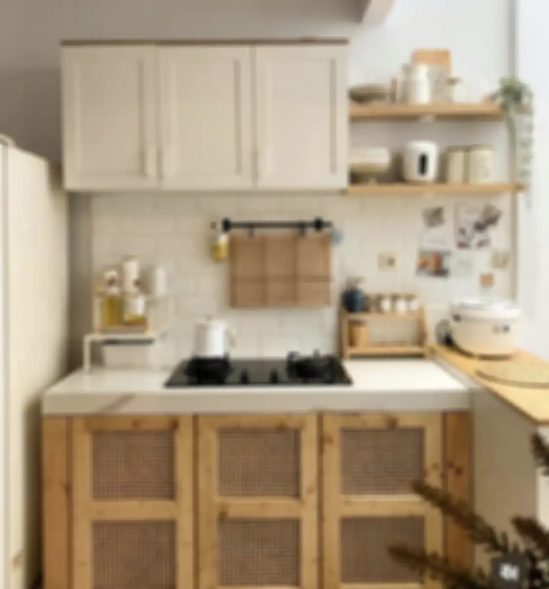 Pemilik rumah minimalis bisa mencobanya sendiri. Rak dapur terbuka punya manfaat banyak. Foto interiornya pun makin kece.